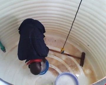 Manual cleaning of a household plastic water tank